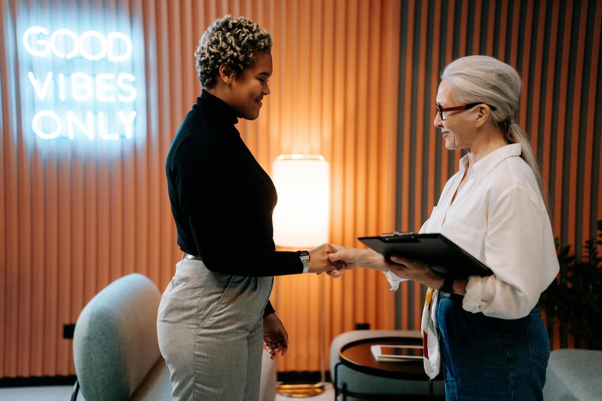 how does hr support employees